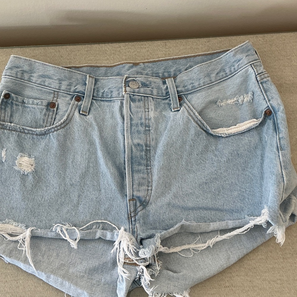 🔹 Levi’s 501 Distressed Denim Cutoff Shorts